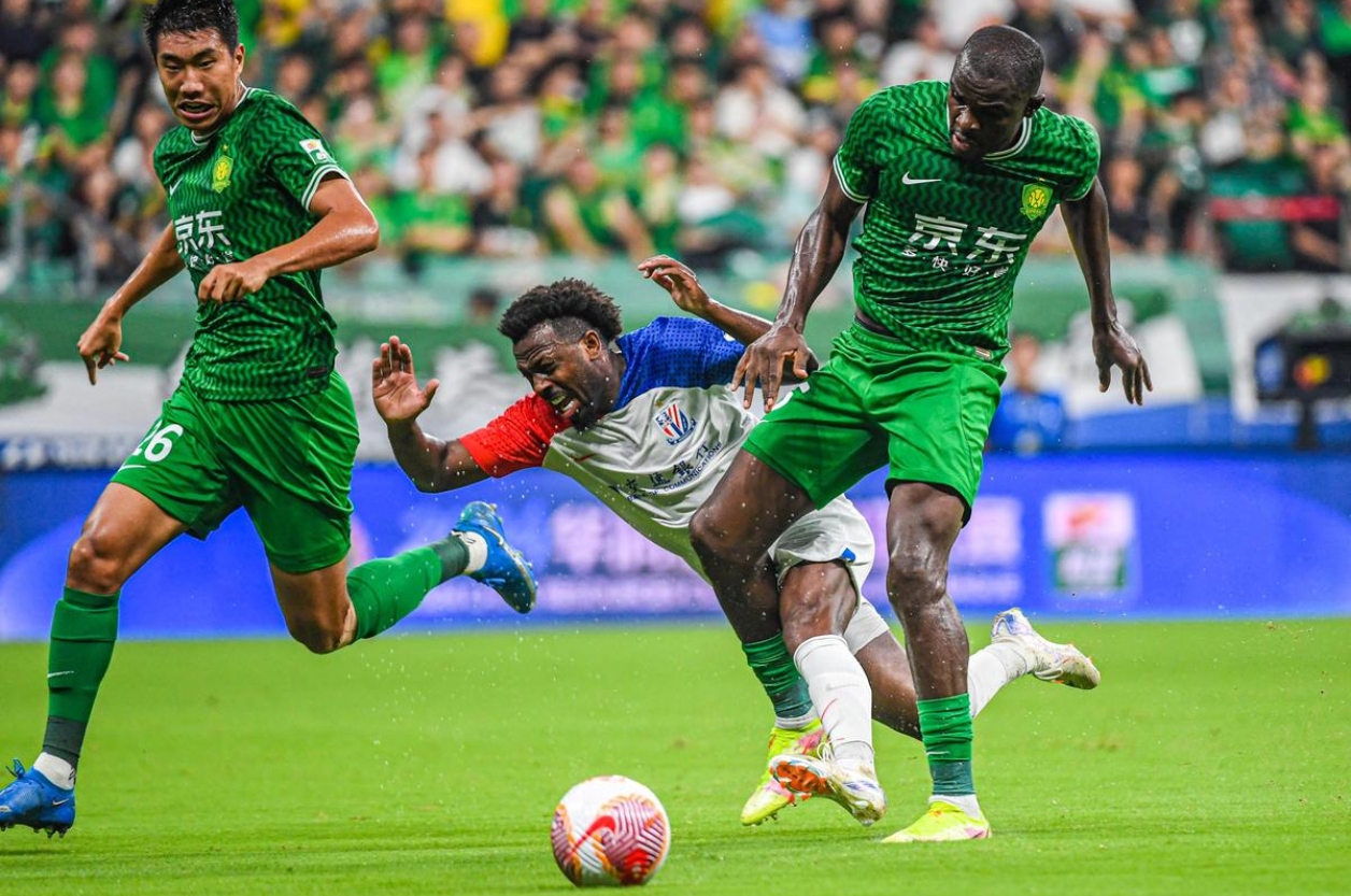 包含国际米兰围绕中超调整名单风云突变北京国安今晨防线松动，网友：皇家马德里围绕社区盾远射贴柱的词条